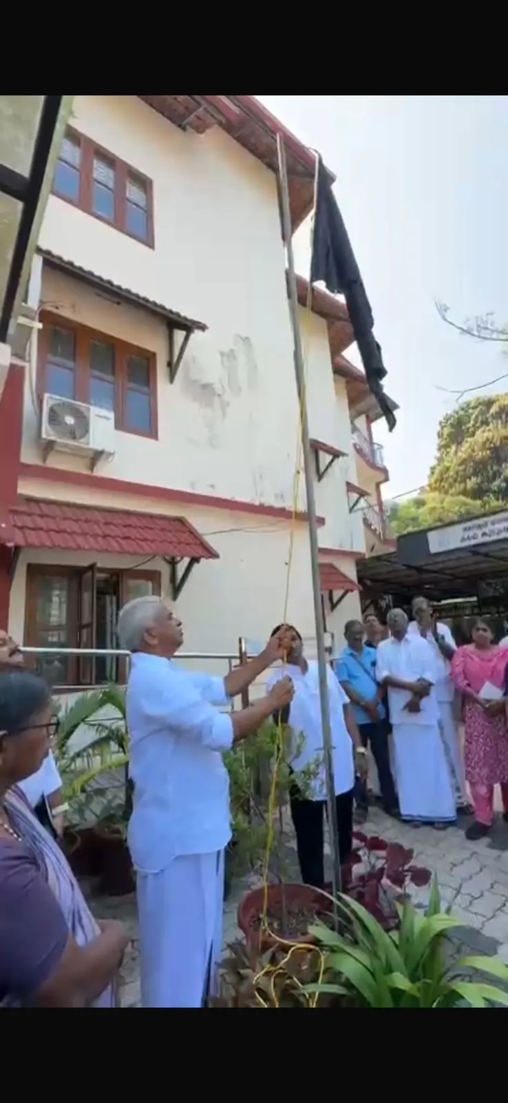 തലശ്ശേരി മുനിസിപ്പാലിറ്റി തൂഫാന്‍ 2.0 പതാക ഉയര്‍ത്തല്‍ ചടങ്ങ് ബഹു. കാരായി ചന്ദ്രശേഖരന്‍ നിര്‍വ്വഹിക്കുന്നു